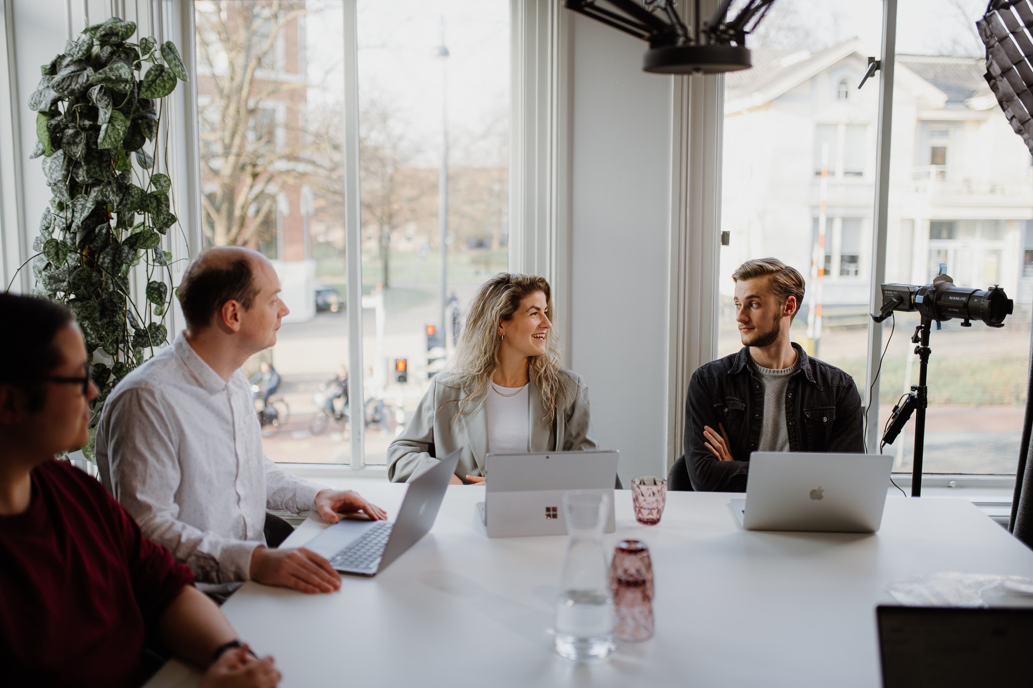 Amy samen met collega's op het kantoor van Synetic