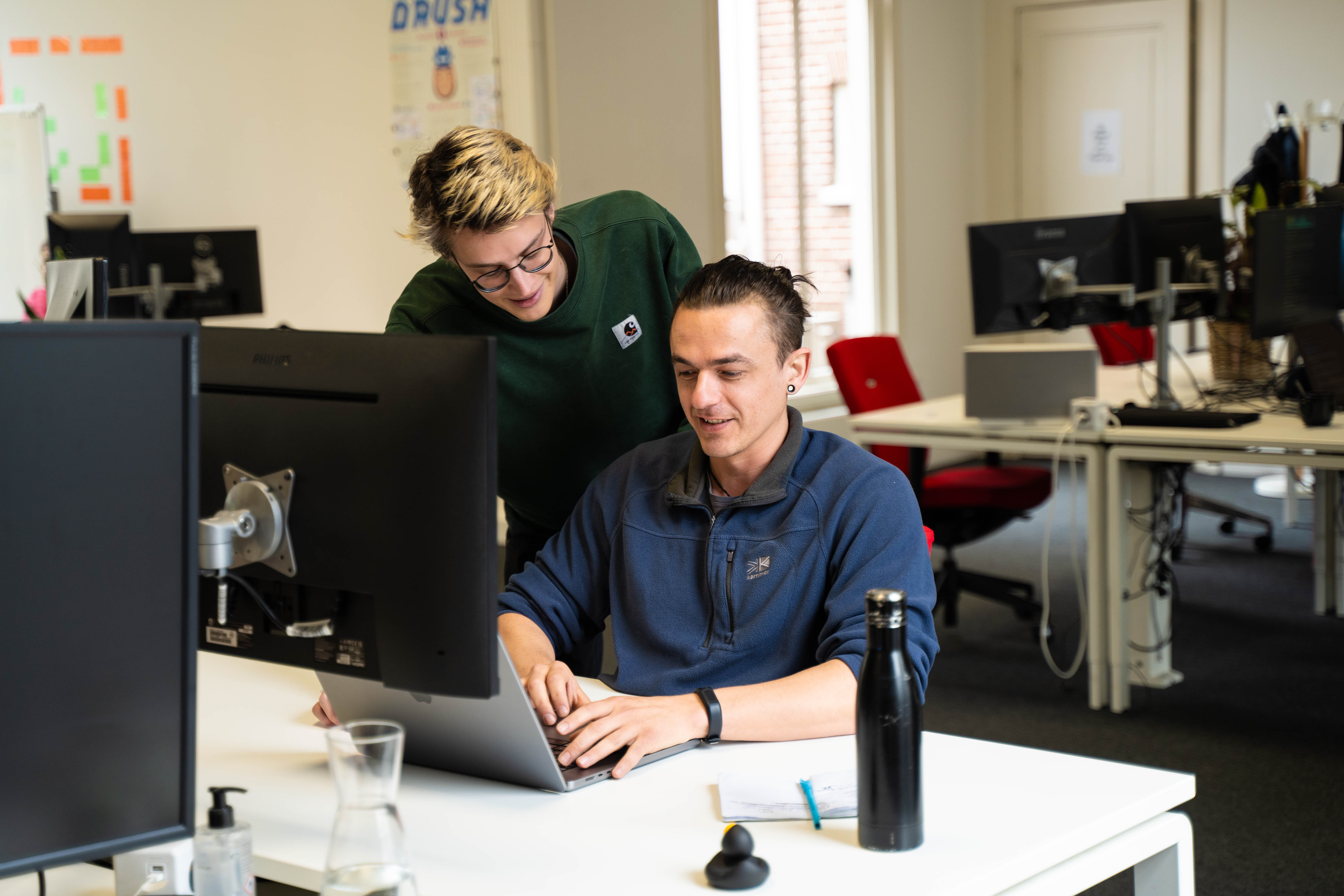 Werken in kantoor van Synetic