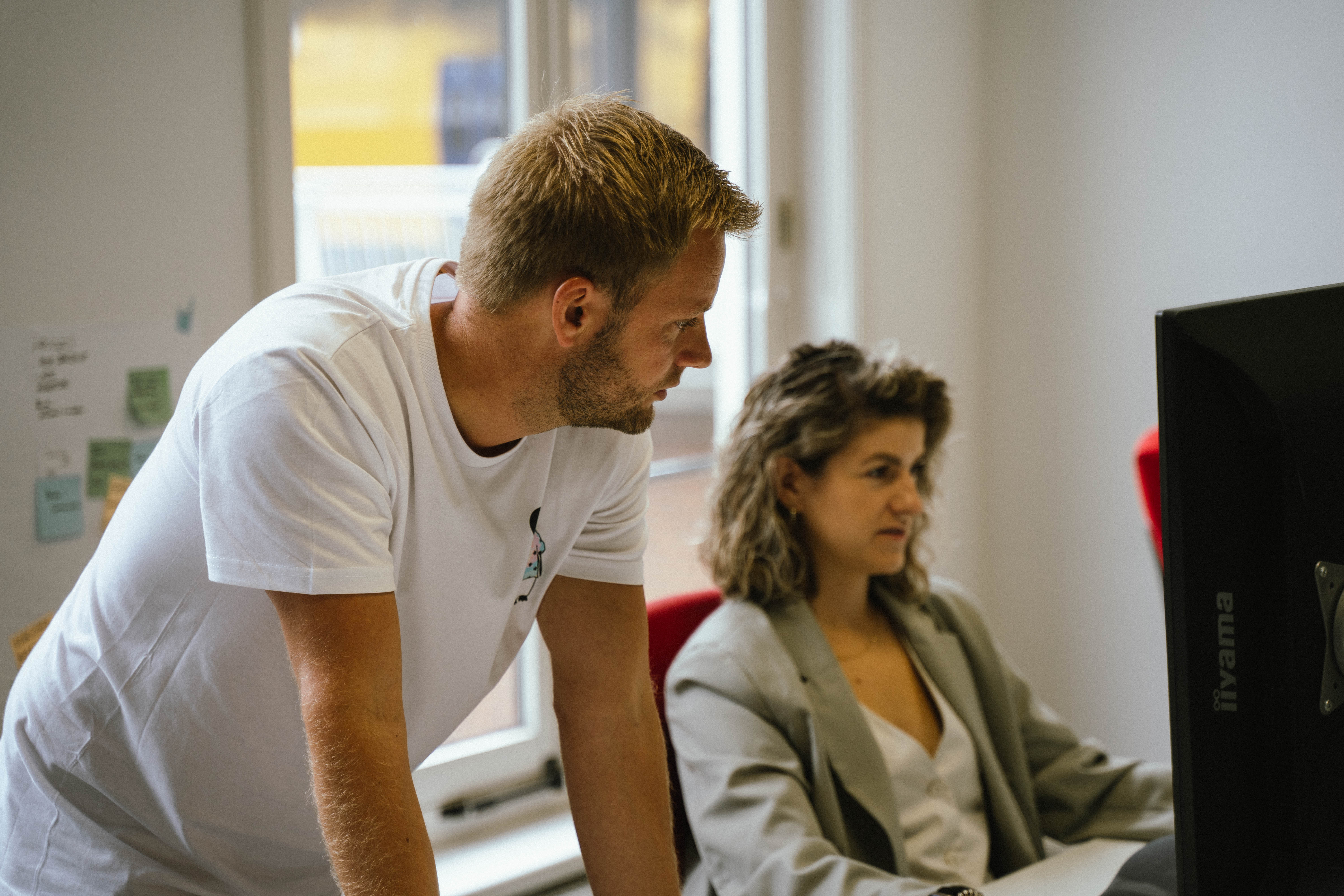 Solutions Architect helpt collega met werken bij synetic