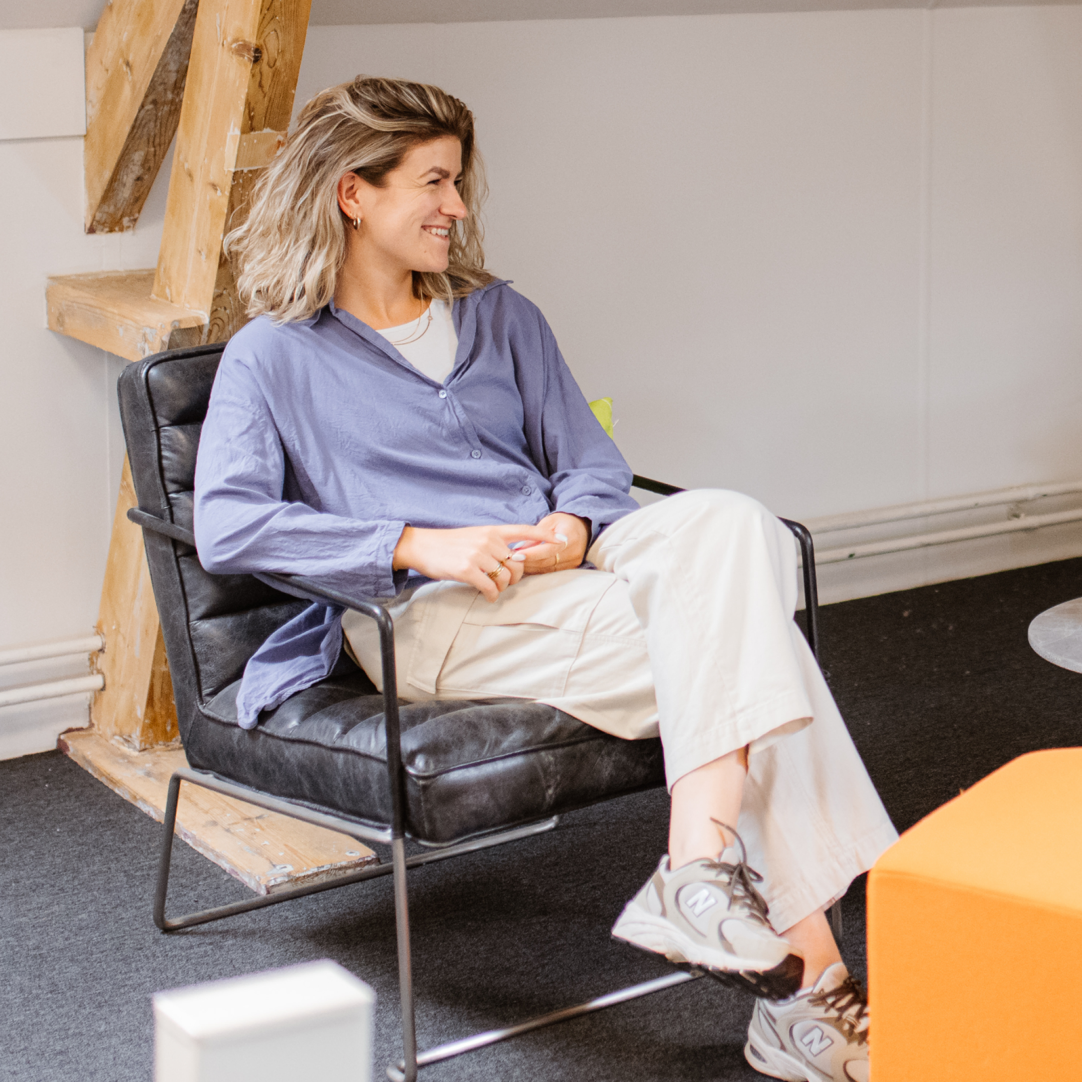 Amy, werknemer binnen Synetic in stoel